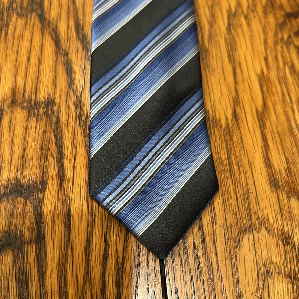 DOCKERS YOUTH BLUE STRIPED NECKTIE AND JEFFERIES BLACK SOCKS (SHOE SIZE 6-9)